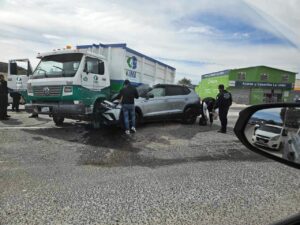 Colisión Entre Camioneta y Tracto Camión en Retorno de Cadereyta de Montes, Solo Daños Materiales