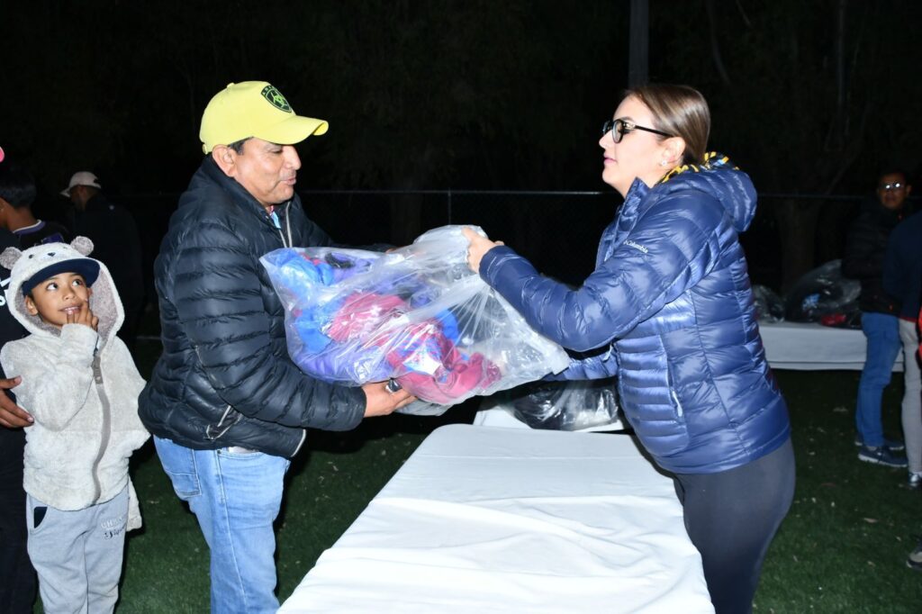 Lupita Pérez entrega 1,500 uniformes deportivos en Ezequiel Montes.