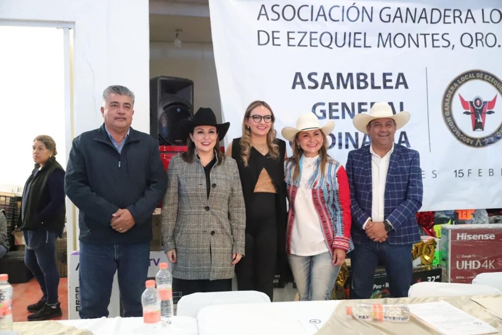 Lupita Pérez Montes, se reúne con los miembros de la “Asociación Ganadera” de su municipio.