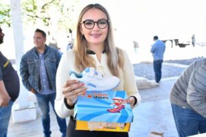 Lupita Pérez continúa con la entrega de tenis escolares, del programa social "Caminando Juntos".