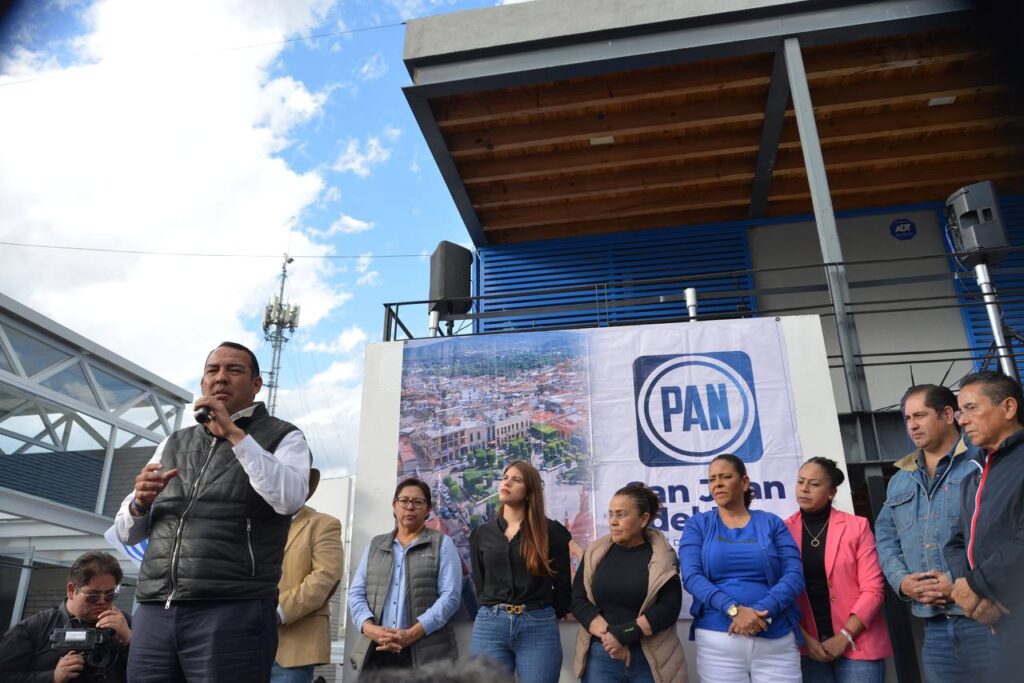 PAN entrega a Roberto Cabrera constancia de registro como precandidato a la presidencia municipal de San Juan del Río