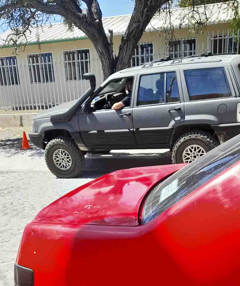 Denuncia ciudadana sobre uso indebido de espacio frente a la escuela Narciso Mendoza