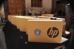 Roberto Cabrera entrega 96 computadoras a estudiantes de San Juan del Río