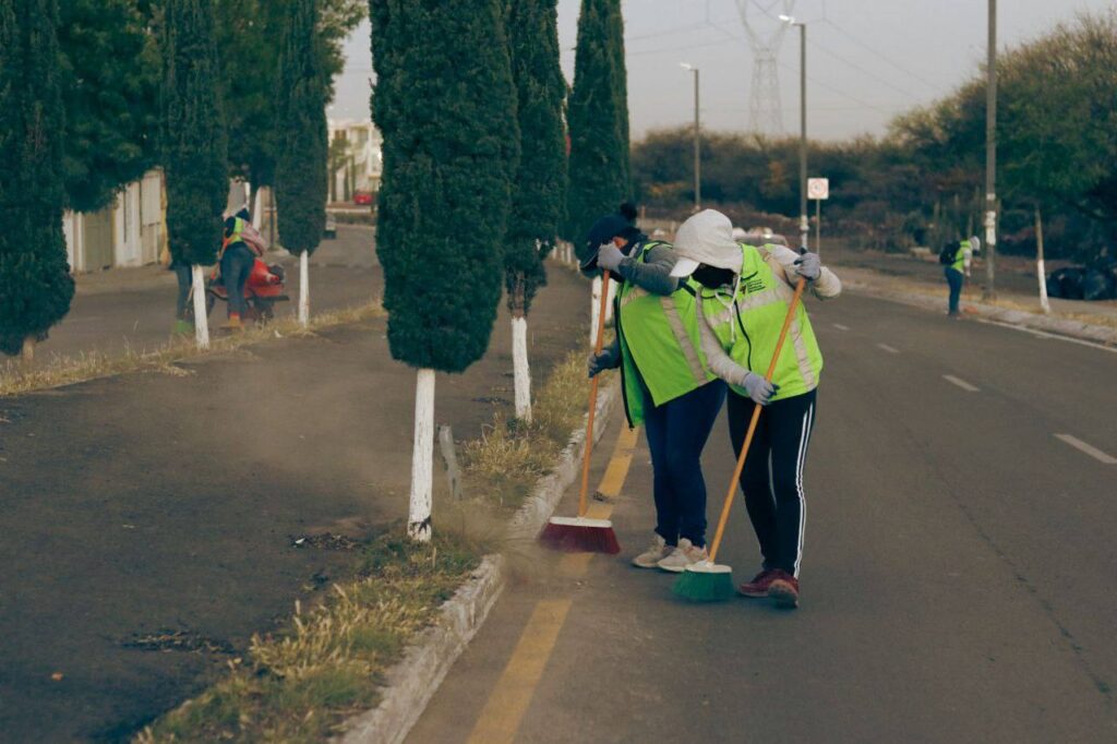 Roberto Cabrera supervisa trabajos de limpieza en Loma Alta
