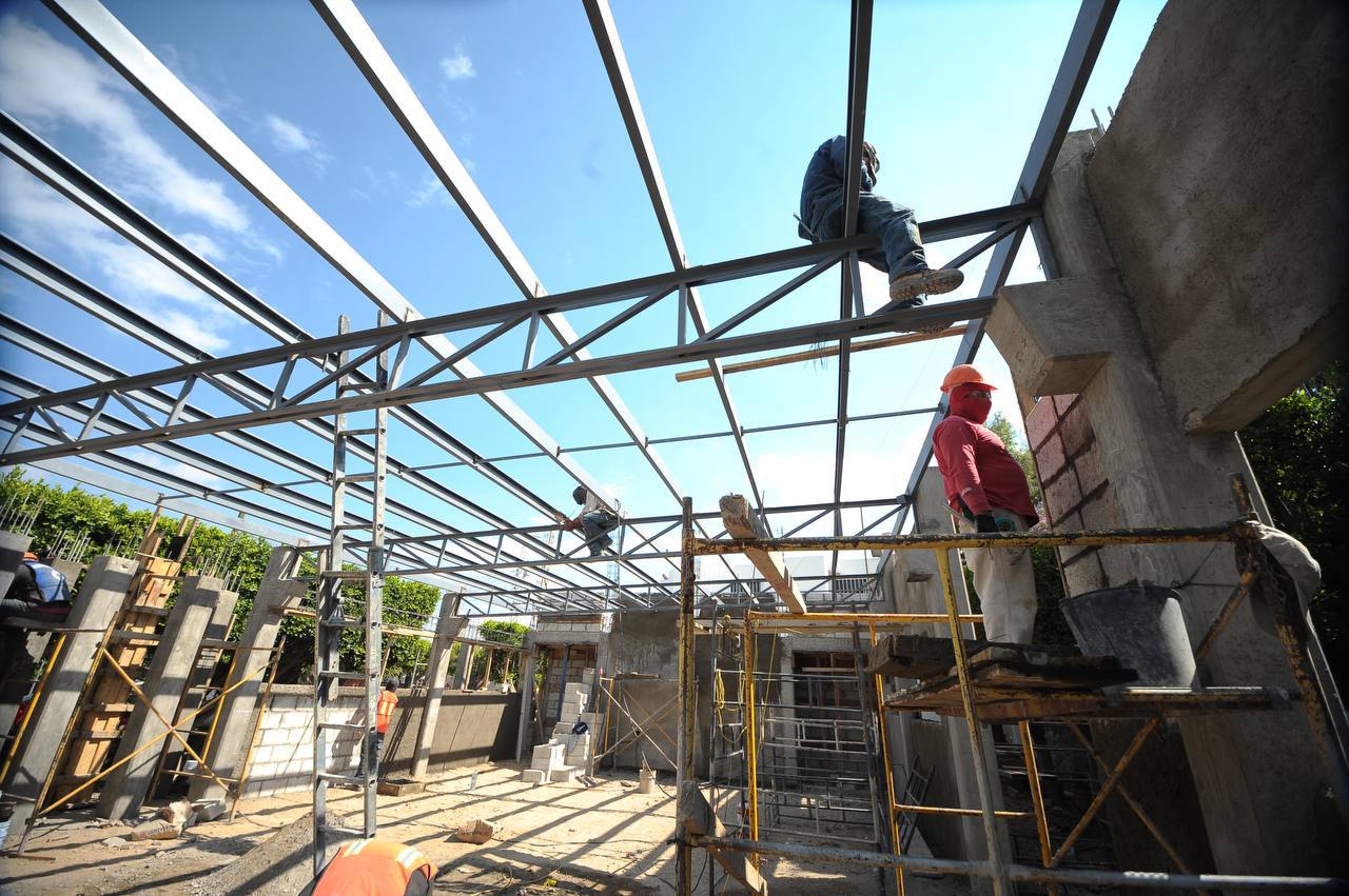 Georgina Sánchez y Roberto Cabrera supervisan obra del Centro del Adulto Mayor en El Pedregoso