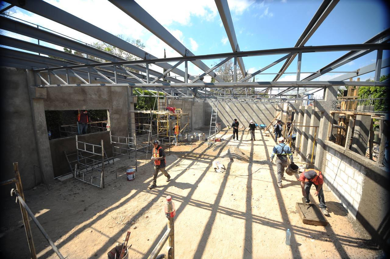 Georgina Sánchez y Roberto Cabrera supervisan obra del Centro del Adulto Mayor en El Pedregoso
