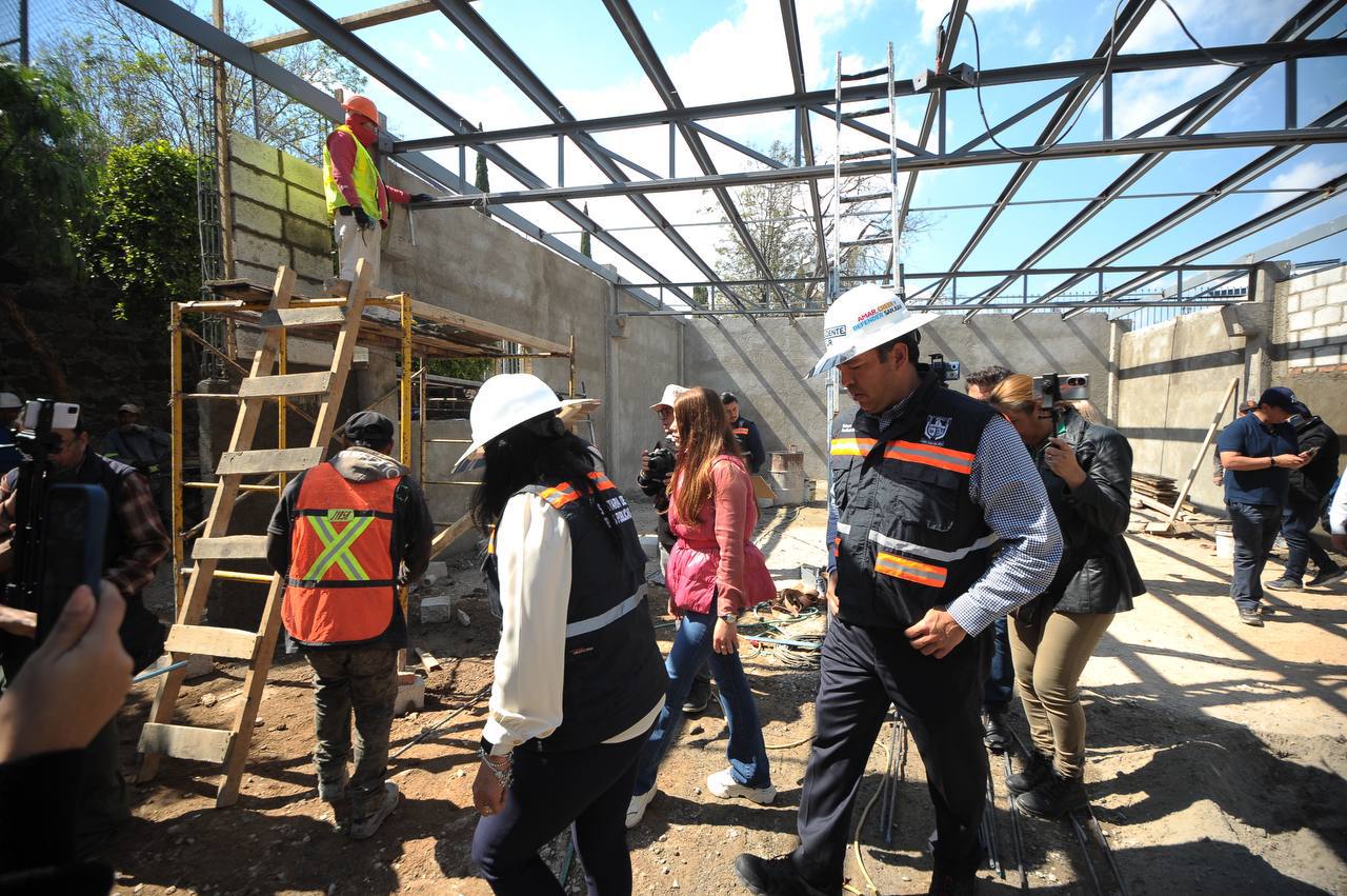 Georgina Sánchez y Roberto Cabrera supervisan obra del Centro del Adulto Mayor en El Pedregoso