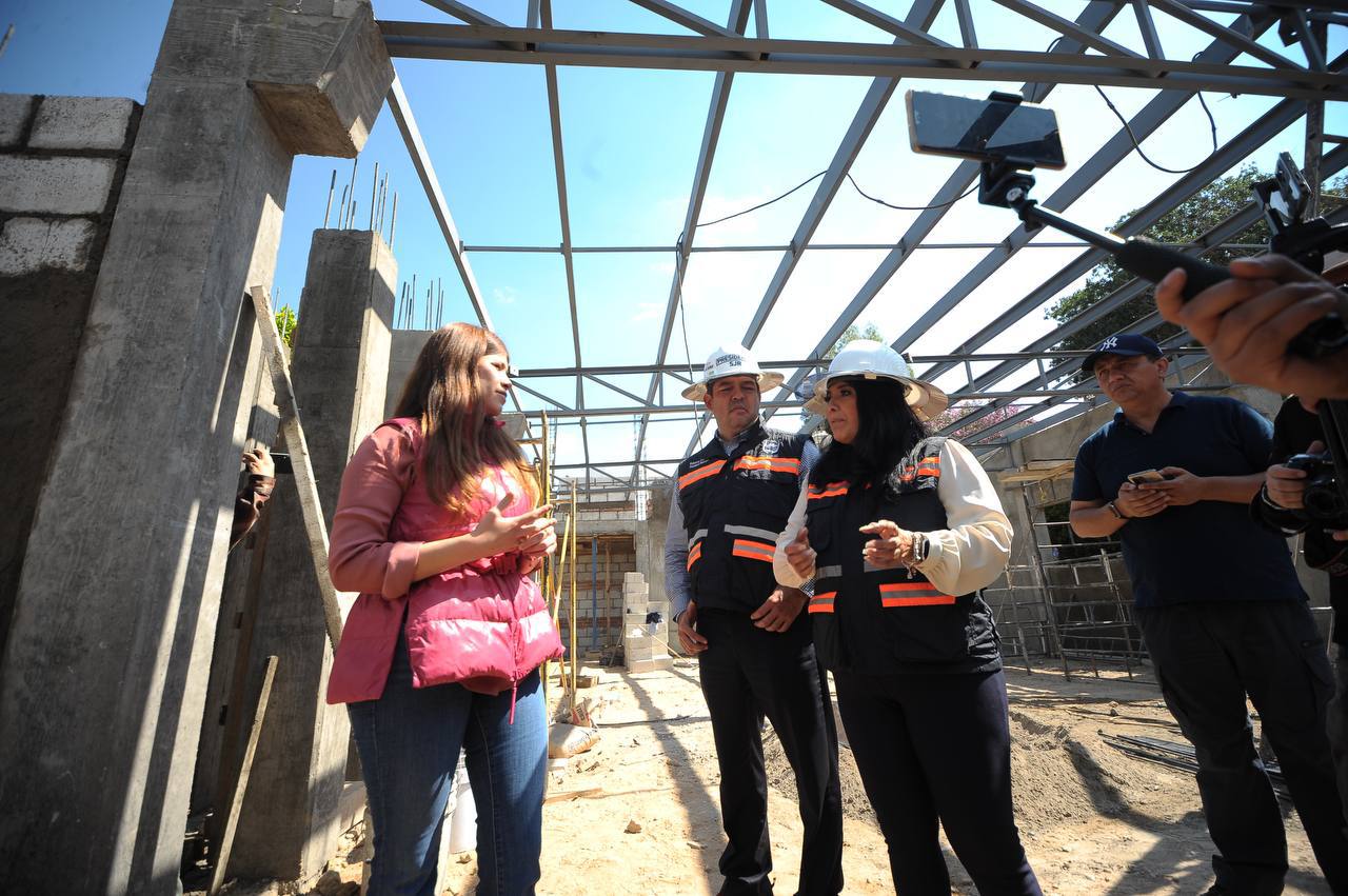Georgina Sánchez y Roberto Cabrera supervisan obra del Centro del Adulto Mayor en El Pedregoso