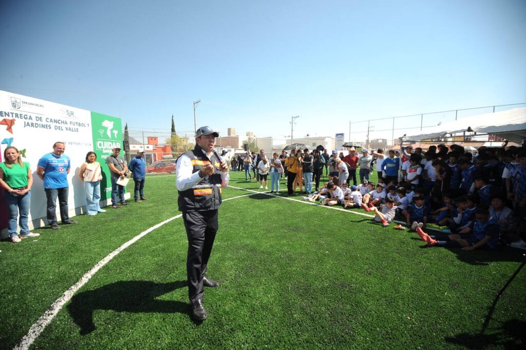 Roberto Cabrera entrega cancha de futbol 7 en Jardines del Valle con una inversión superior a 2 mdp