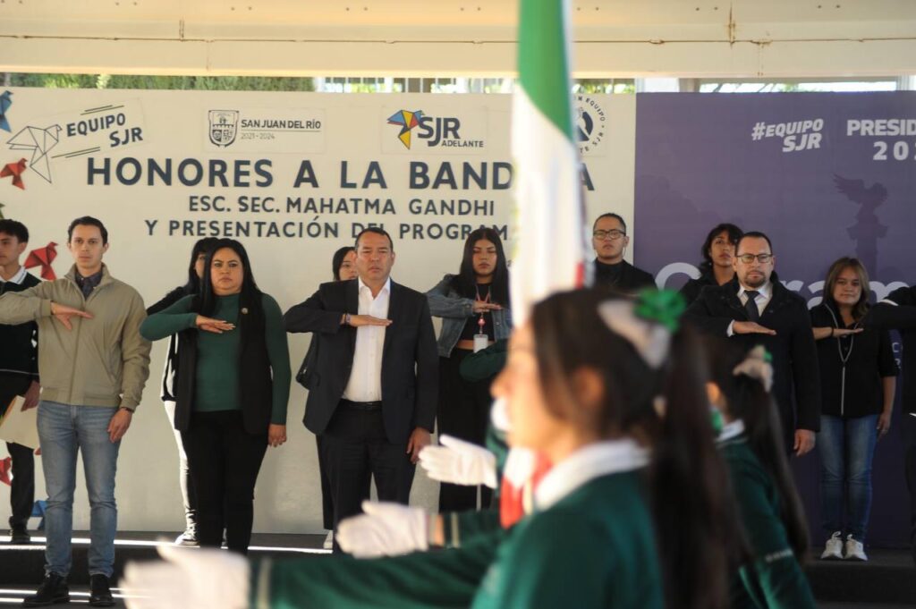 Roberto Cabrera encabeza honores a la Bandera y presenta Programa Claramente en zona Oriente del municipio