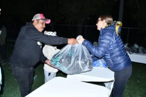 Lupita Pérez entrega 1,500 uniformes deportivos en Ezequiel Montes.
