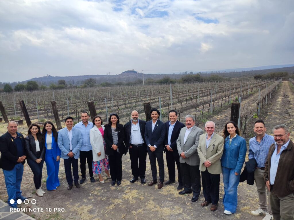 Firman convenio el clúster queretano medico y de salud y el clúster vitivinícola de Querétaro