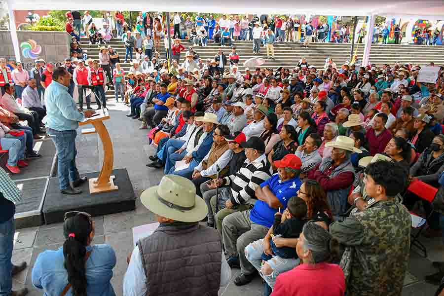 Frente a más de 1,500 personas el Presidente René Mejía encabeza arranque masivo de obras para las comunidades Amealcenses.