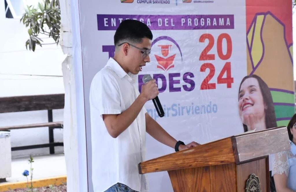 Lupita Pérez entrega 200 becas en Ezequiel Montes.