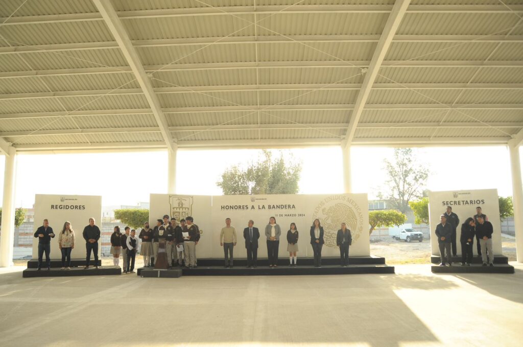 Autoridades municipales realizan honores a la Bandera en la Escuela Secundaria Técnica Luis Romero Soto