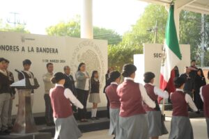 Autoridades municipales realizan honores a la Bandera en la Escuela Secundaria Técnica Luis Romero Soto