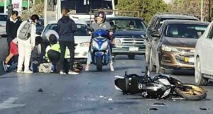 Joven motociclista herido tras impactante choque en el Puente de la Historia