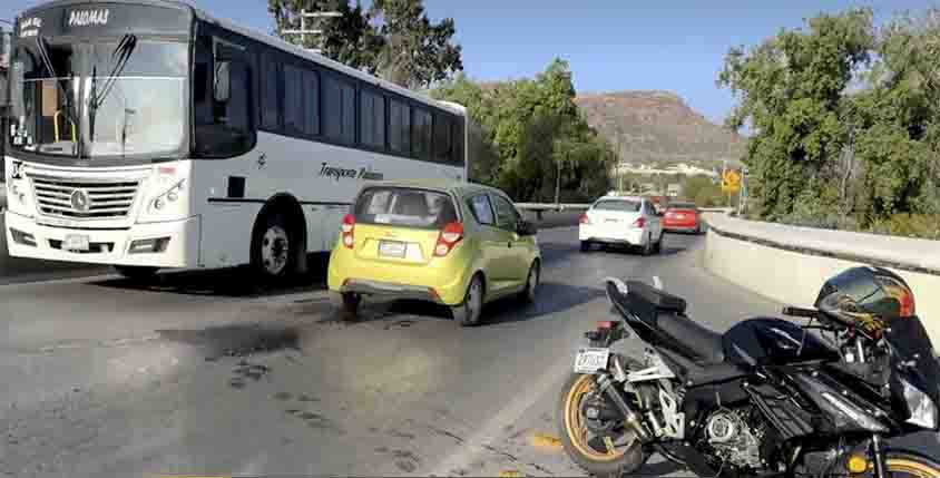 Joven motociclista herido tras impactante choque en el Puente de la Historia