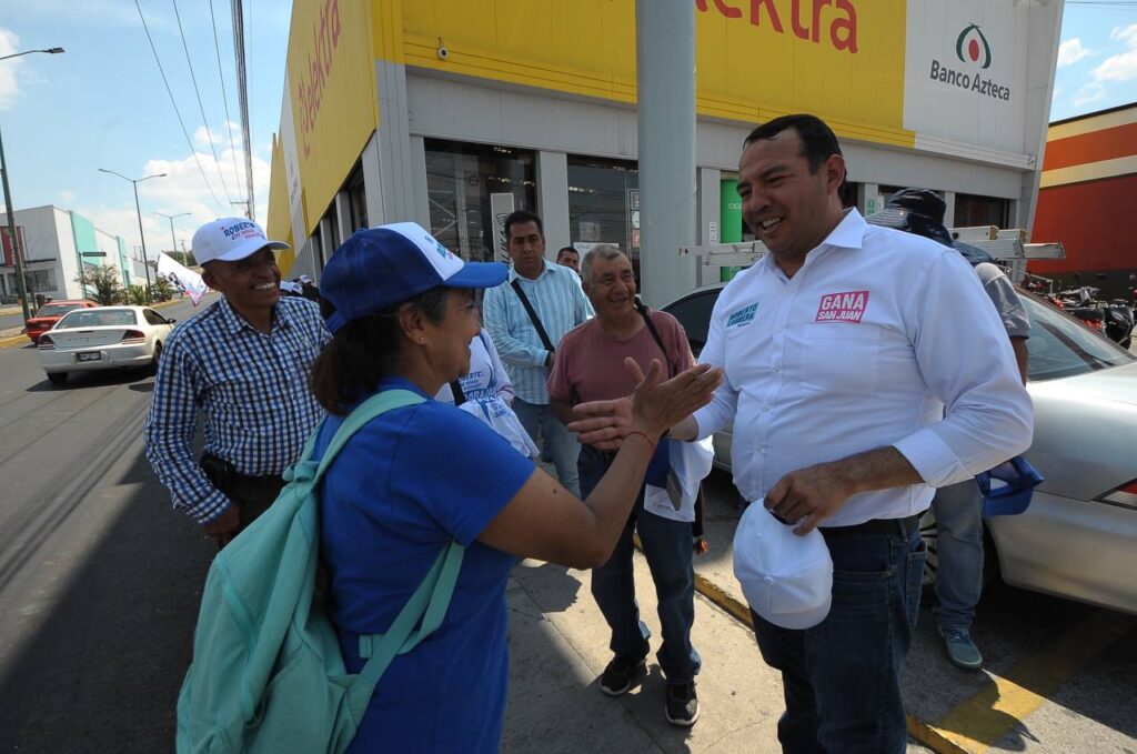 Recorre Roberto Cabrera calles y avenidas de San Juan del Río para llevar sus propuestas a la ciudadanía