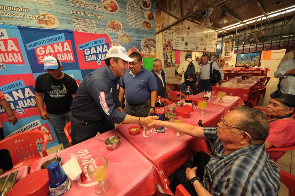 Roberto Cabrera sostiene encuentro con comerciantes del Mercado Reforma y del Centro Histórico