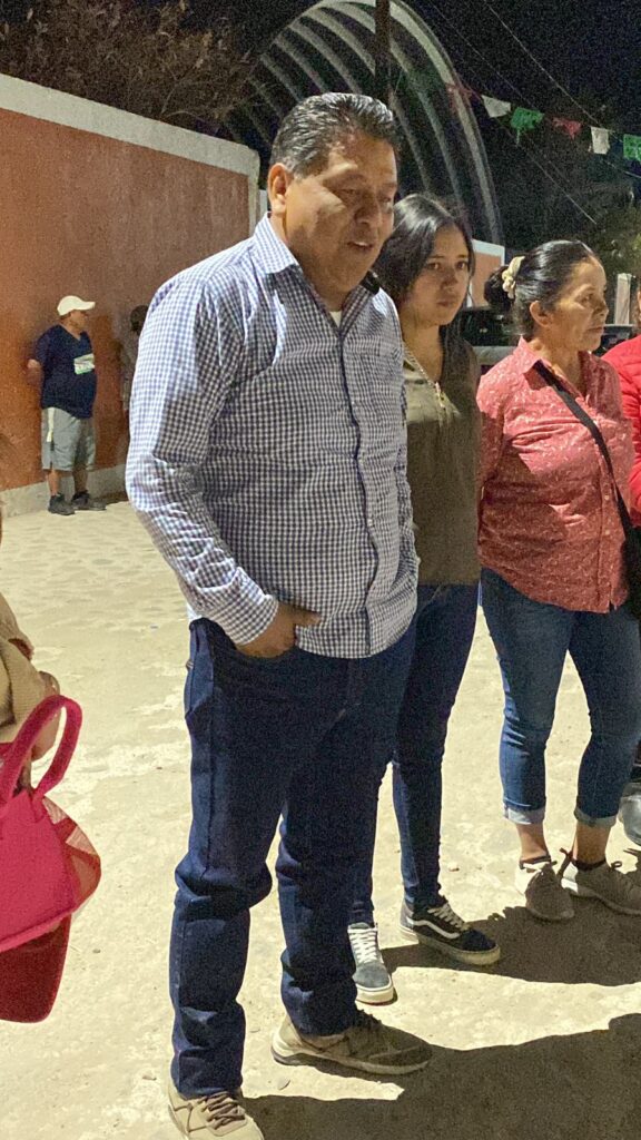Daniel De Santiago, candidato del PRI, se reúne con habitantes de Bomintzá.