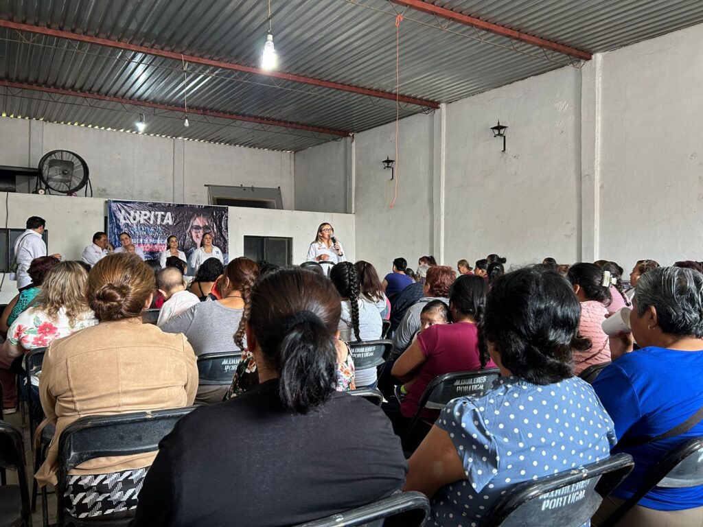Lupita Pérez Montes, se reúne con mujeres emprendedoras de Barrio La Bola.