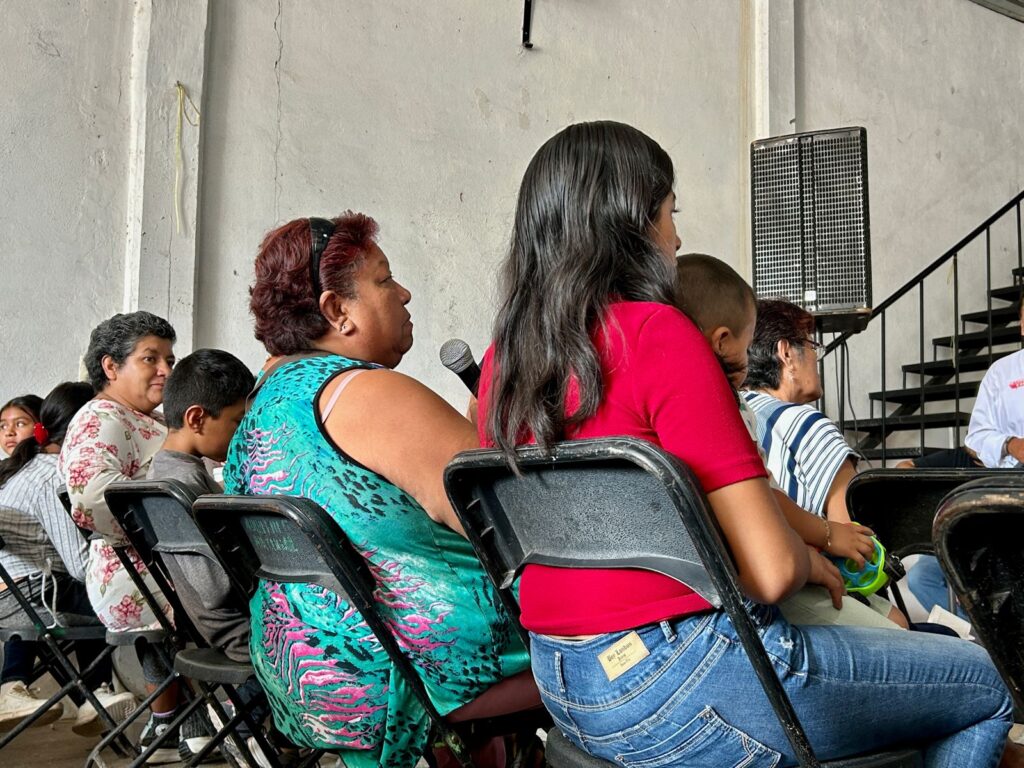 Lupita Pérez Montes, se reúne con mujeres emprendedoras de Barrio La Bola.