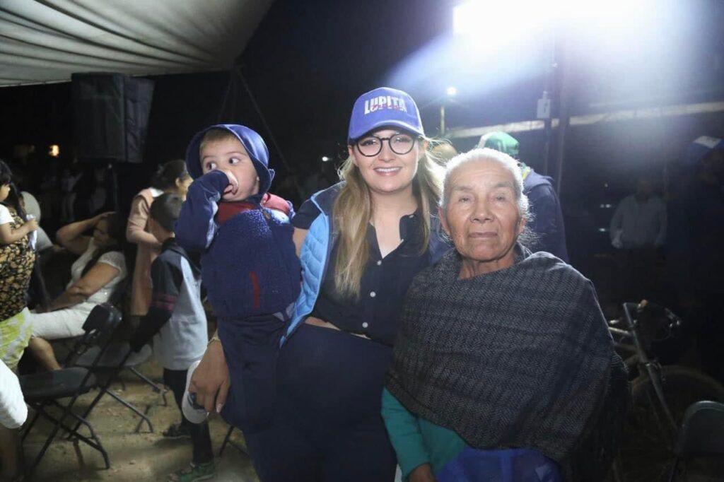 Lupita Pérez continúa visitando las comunidades de su municipio.