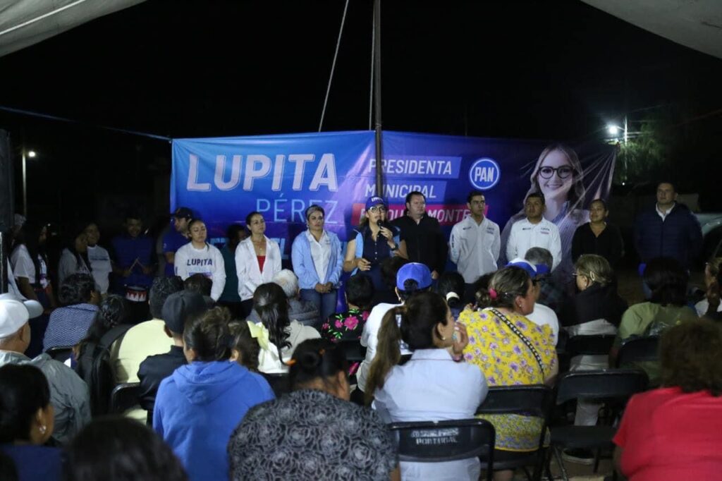 Lupita Pérez continúa visitando las comunidades de su municipio.