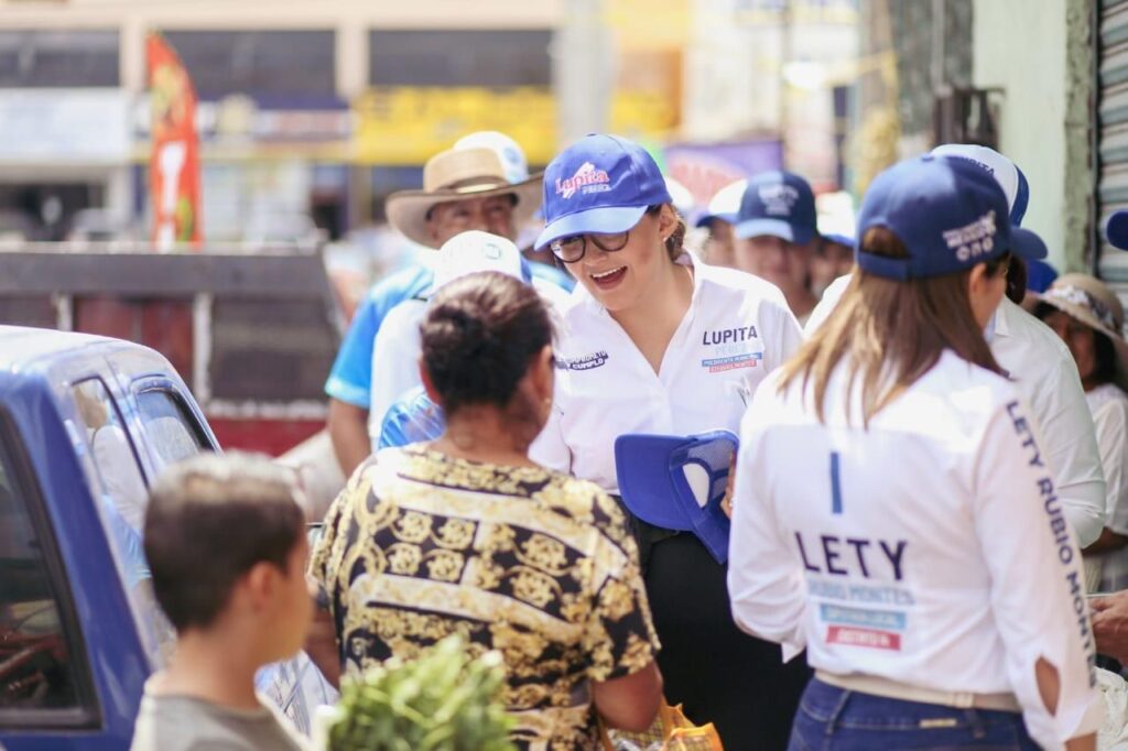 Lupita Pérez Montes , visita el mercado municipal de Ezequiel Montes.