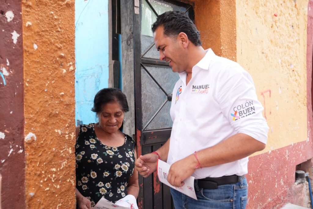 Recorre casa por casa Manuel Montes visitando Ajuchitlán