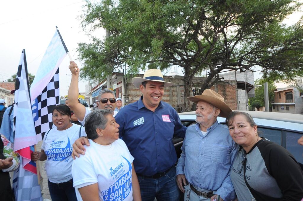 Roberto Cabrera escucha a habitantes de Paso de Mata durante caminata