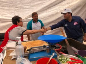 Recorre Roberto Cabrera Tianguis del Mercado Juárez para dar a conocer su proyecto