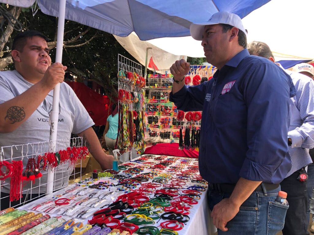 Recorre Roberto Cabrera Tianguis del Mercado Juárez para dar a conocer su proyecto