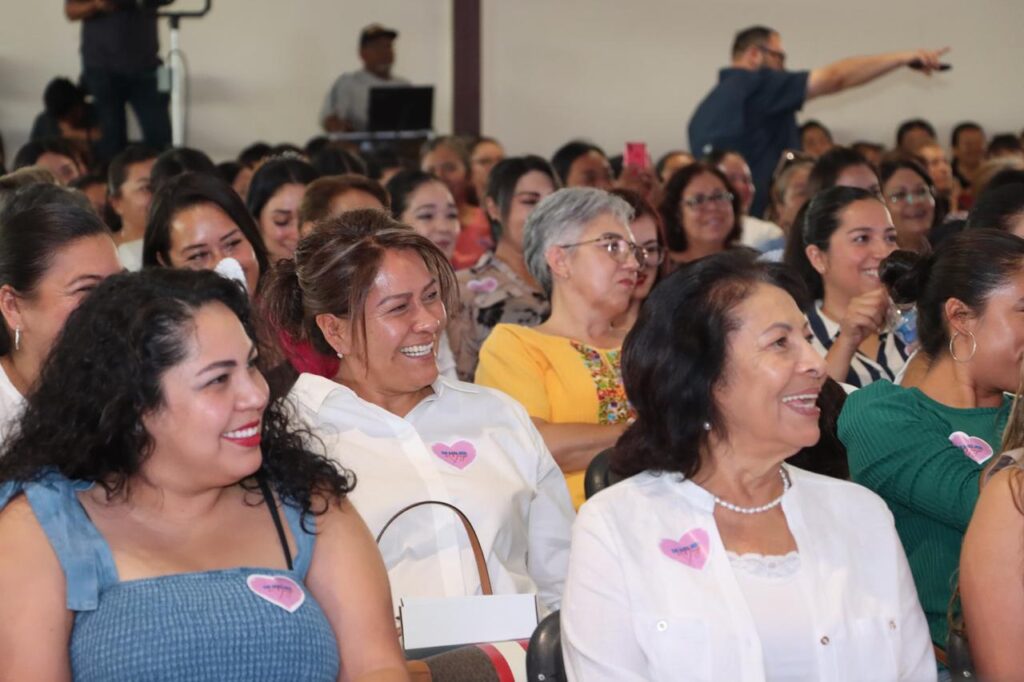 Miguel Martínez Peñaloza, se reunió con más de mil mujeres de Cadereyta