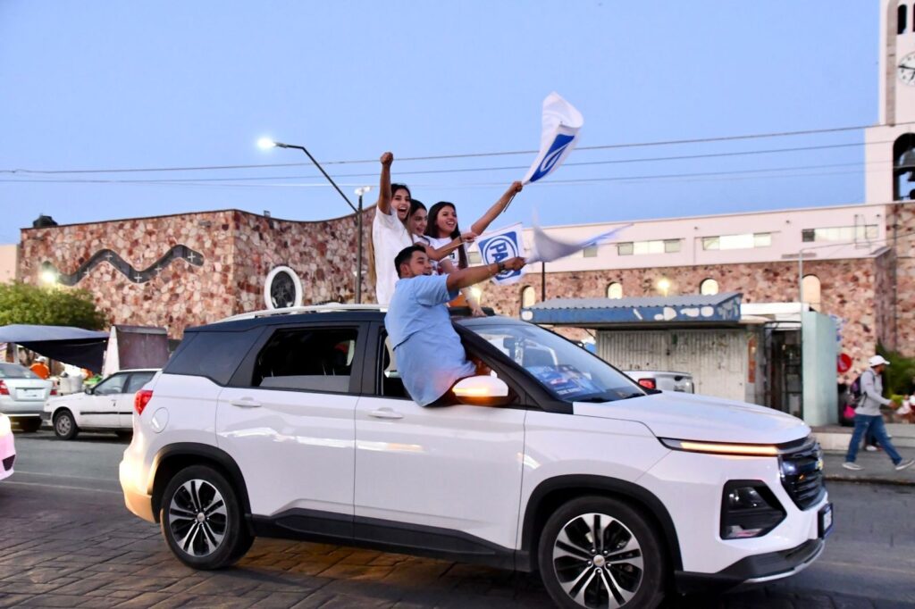 La mega caravana “Con Rumbo” de la candidata Lupita Pérez, recorrió distintas calles del municipio de Ezequiel Montes.