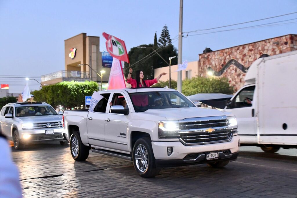 La mega caravana “Con Rumbo” de la candidata Lupita Pérez, recorrió distintas calles del municipio de Ezequiel Montes.
