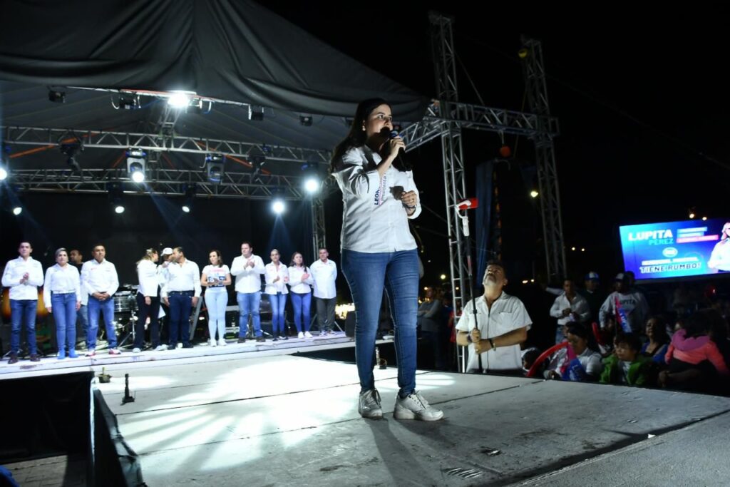 Lupita Pérez realiza cierre de campaña en la cabecera municipal de Ezequiel Montes.
