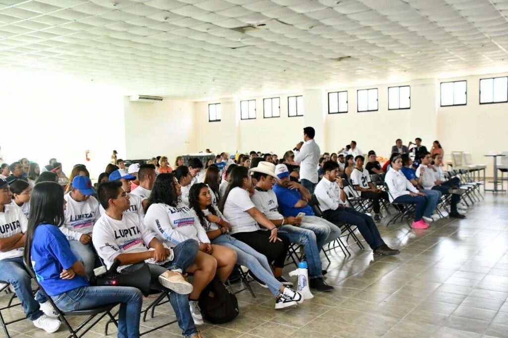 La candidata Lupita Pérez se reúne con jóvenes de su municipio.