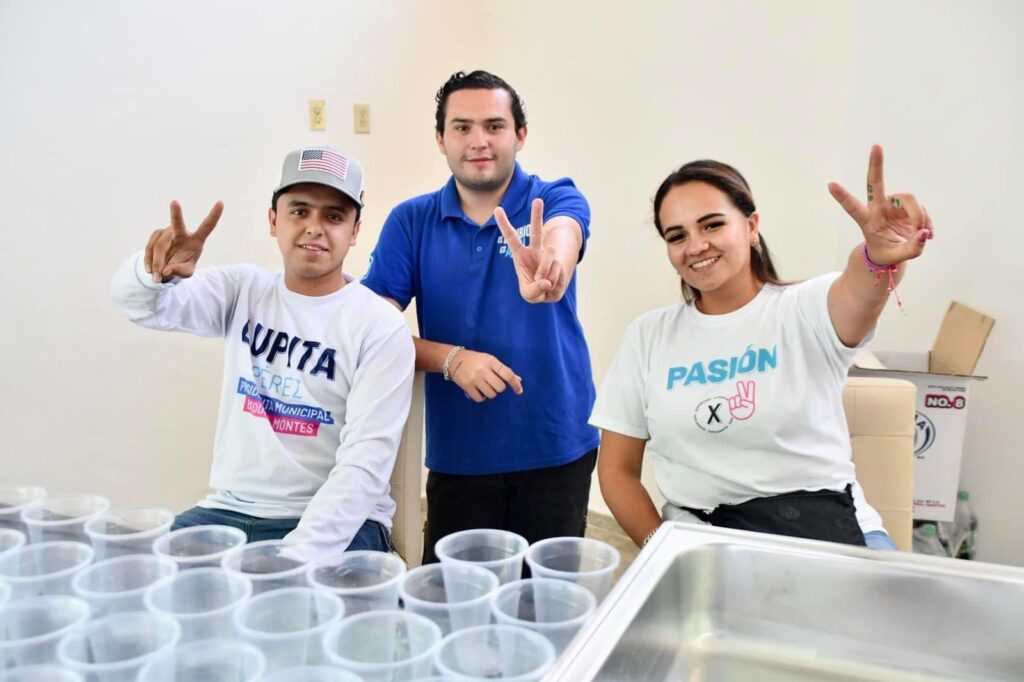 La candidata Lupita Pérez se reúne con jóvenes de su municipio.