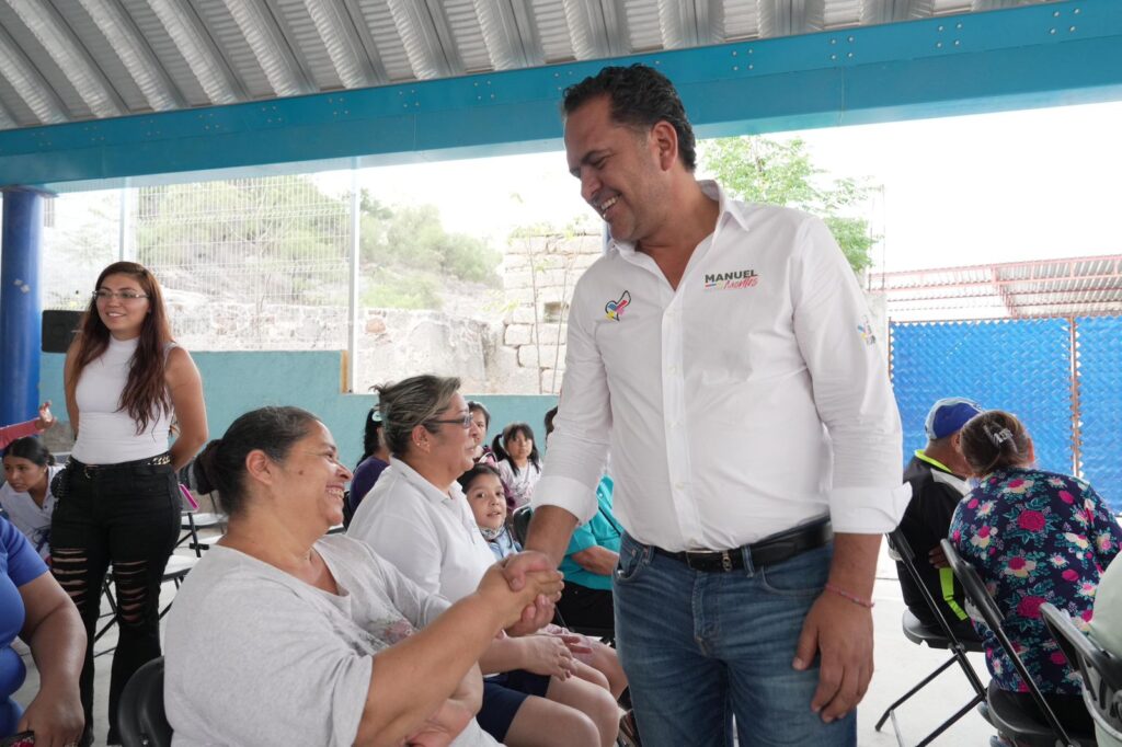 Manuel Montes se compromete con tarjeta rosa en apoyo a las mujeres