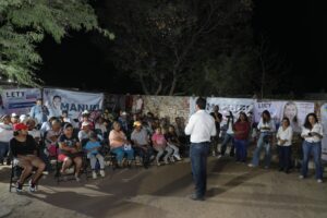 Manuel Montes Lleva su propuestas a Peña Colorada y La Zorra