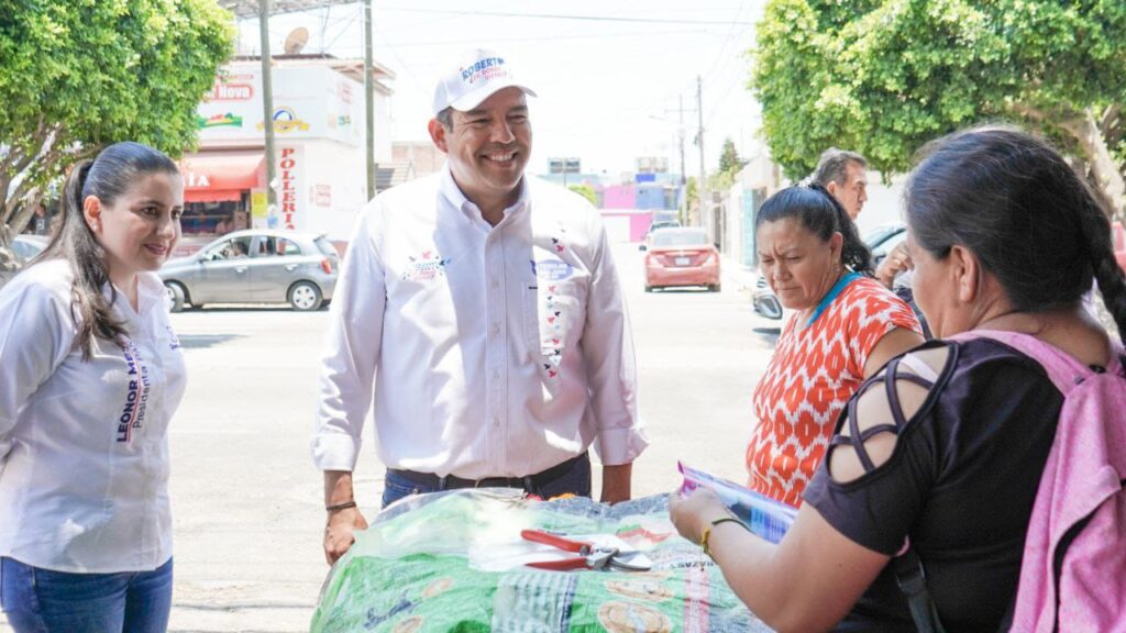 Presidenta del PAN en Querétaro y Roberto Cabrera recorren La Floresta