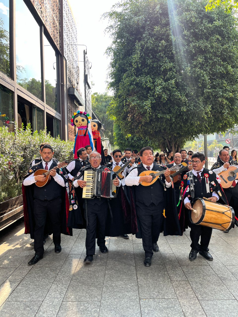 Con callejoneada en CDMX promueven turismo de romance de Querétaro