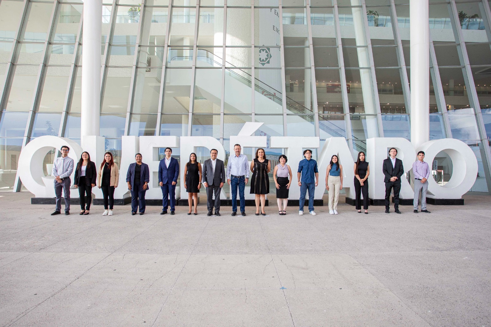 Abandera Gobernador a beneficiarios de la Beca Embajadores Bicentenario 2024