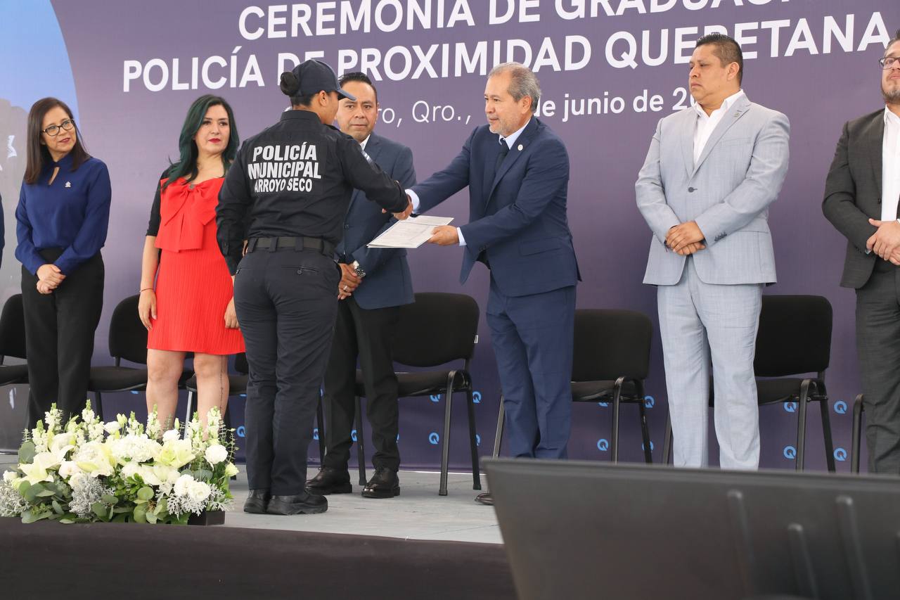 Entrega CECAFIS 40 nuevos policías de proximidad a Querétaro
