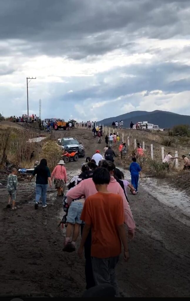 Tragedia en La Solana, Santa Rosa Jáuregui: Rayo Ma7a a dos personas y deja a doce heridas gravemente.