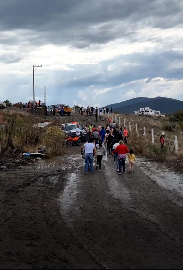 Tragedia en La Solana, Santa Rosa Jáuregui: Rayo Ma7a a dos personas y deja a doce heridas gravemente.
