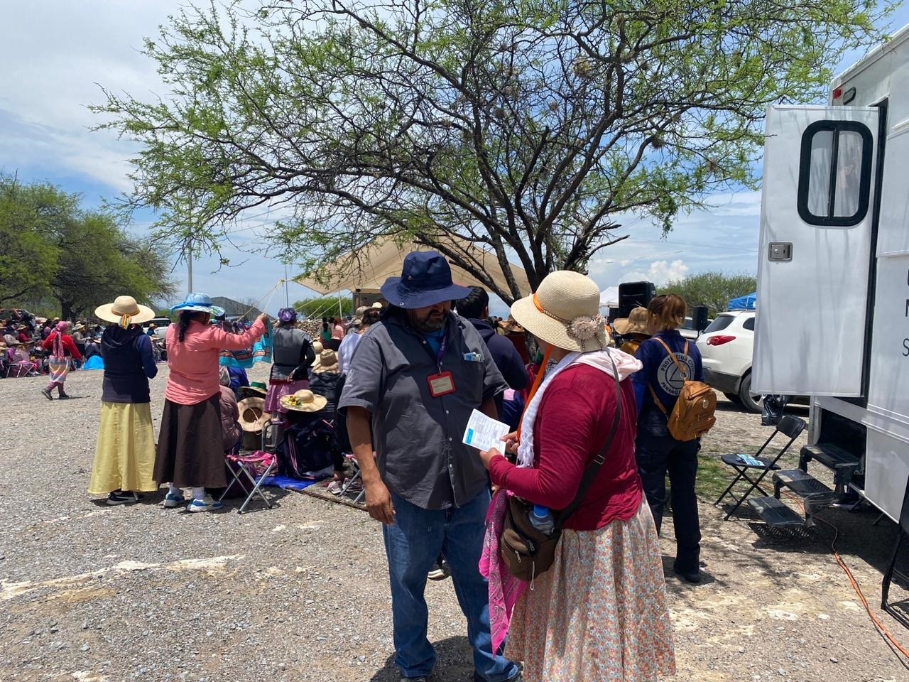 Avanzan columnas de las y los peregrinos por el semidesierto