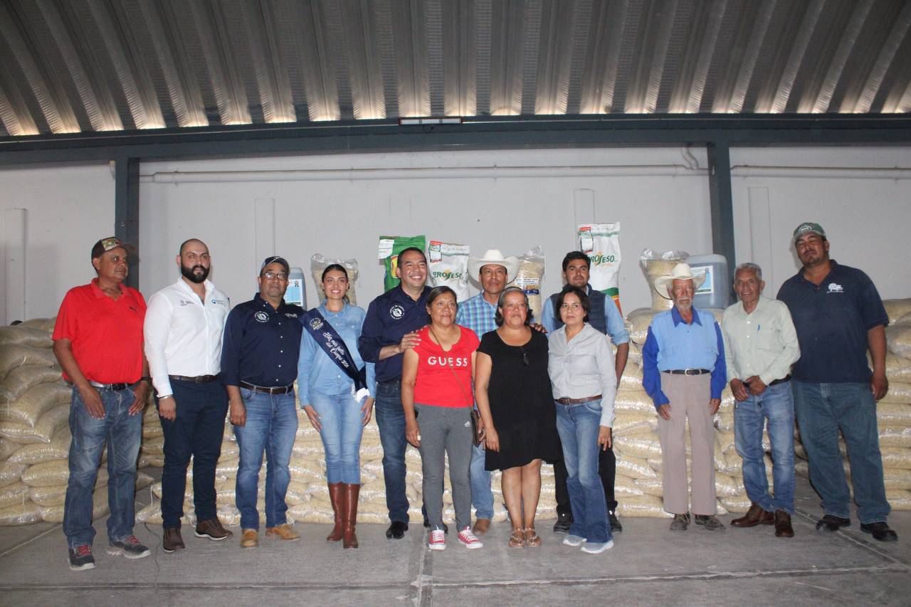 Roberto Cabrera entrega 150 toneladas de maíz a mil 200 productores sanjuanenses